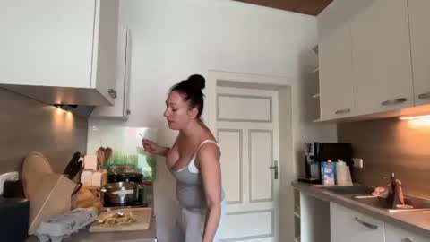 Snapshot of viola_beck chatting on 06-16-26, 10:18 Vio online show from 06-16-26, 10:18