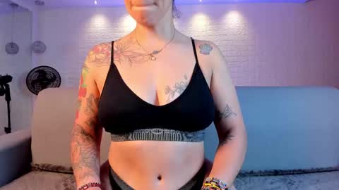 Snapshot of violeet_scott chatting on 02-10-25, 01:44 Violett Everyday From 0530 to 1430 Col Time online show from 02-10-25, 01:44