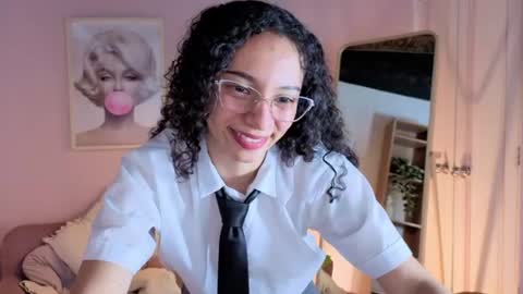 Snapshot of violet__15 chatting on 06-25-26, 12:09 violet__15 online show from 06-25-26, 12:09