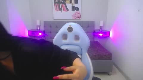 Snapshot of violet_raine_ chatting on 11-10-25, 01:32 Violet online show from 11-10-25, 01:32