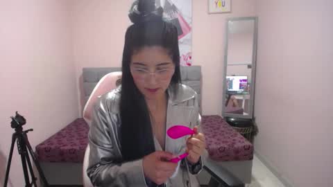 Snapshot of violet_raine_ chatting on 11-25-25, 12:27 Violet online show from 11-25-25, 12:27