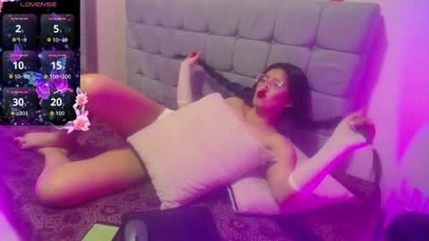 Snapshot of violet_raine_ chatting on 11-28-25, 01:03 Violet online show from 11-28-25, 01:03