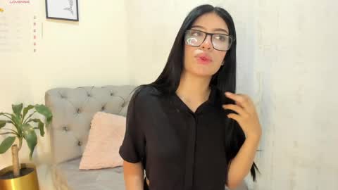 Snapshot of violet_rose_8 chatting on 05-27-26, 06:16 Violet online show from 05-27-26, 06:16