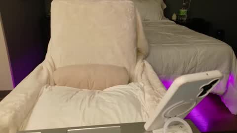 violet_winter97 online show from 04-19-26, 05:23