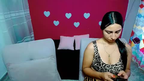 Snapshot of violeta_rouses chatting on 06-19-26, 04:00 violeta_rouses online show from 06-19-26, 04:00