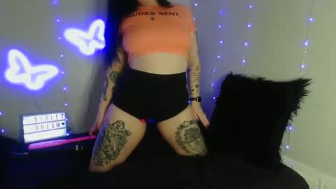 Snapshot of violetdream888 chatting on 09-12-25, 02:55 VioletDream online show from 09-12-25, 02:55