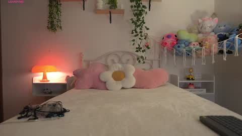 Snapshot of violeth___ chatting on 07-22-26, 11:02 violeth___ online show from 07-22-26, 11:02