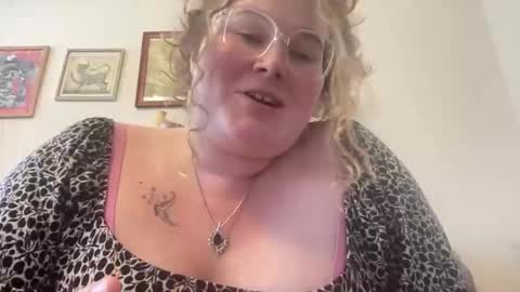Snapshot of violetlyhappy chatting on 05-01-26, 06:23 violetlyhappy online show from 05-01-26, 06:23