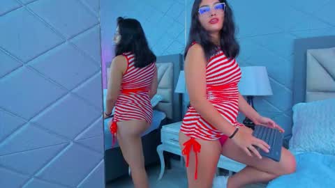 Snapshot of violetrousse chatting on 02-13-26, 06:15 Violet Rousse online show from 02-13-26, 06:15