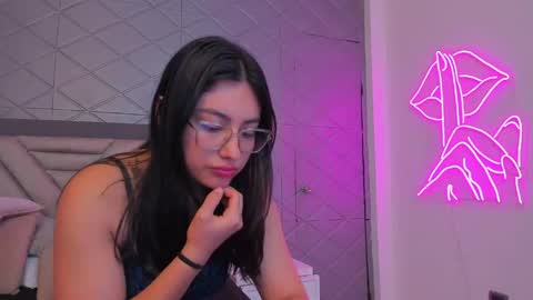 Snapshot of violetrousse chatting on 04-20-26, 07:04 Violet Rousse online show from 04-20-26, 07:04
