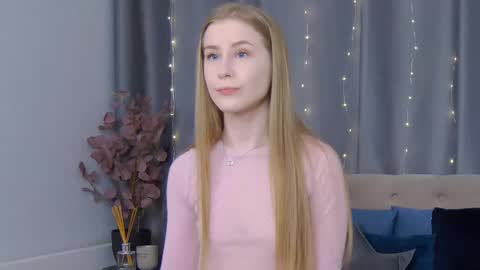 Snapshot of violetswone chatting on 02-16-25, 11:59 VioletSwone online show from 02-16-25, 11:59