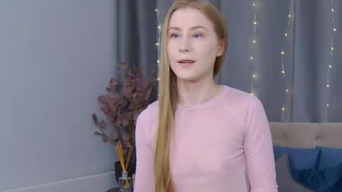 Snapshot of violetswone chatting on 02-26-25, 12:03 VioletSwone online show from 02-26-25, 12:03