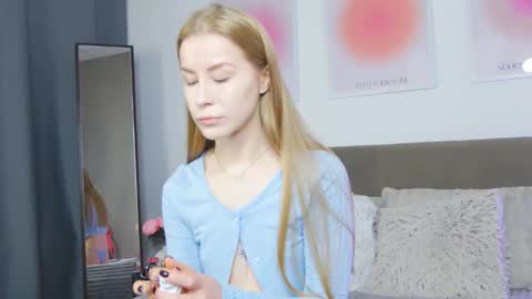 Snapshot of violetswone chatting on 11-24-25, 06:13 VioletSwone online show from 11-24-25, 06:13