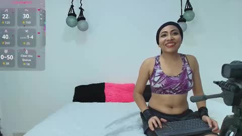 Snapshot of violett_the_bitch chatting on 09-18-25, 02:35 violett_the_bitch online show from 09-18-25, 02:35