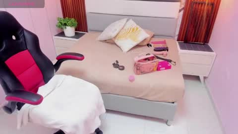 Snapshot of violetta_ross1 chatting on 05-16-26, 01:10 VIOLETTA online show from 05-16-26, 01:10