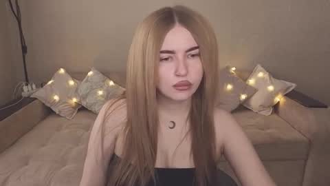 Snapshot of violettaotis chatting on 10-19-25, 09:32 ViolettaOtis online show from 10-19-25, 09:32