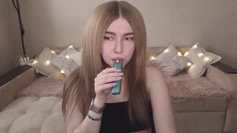 Snapshot of violettaotis chatting on 10-24-25, 10:11 ViolettaOtis online show from 10-24-25, 10:11