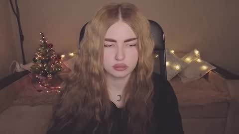 Snapshot of violettaotis chatting on 12-18-25, 12:33 ViolettaOtis online show from 12-18-25, 12:33