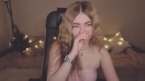 Snapshot of violettaotis chatting on 12-19-25, 12:23 ViolettaOtis online show from 12-19-25, 12:23