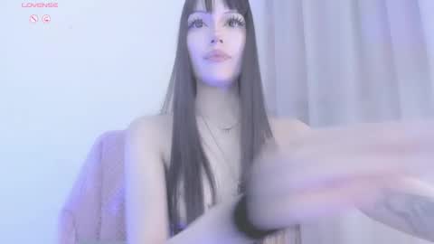 Snapshot of violettbones chatting on 10-18-25, 05:32 Violett online show from 10-18-25, 05:32