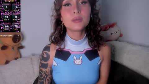 Snapshot of violetteramirez01 chatting on 11-21-25, 10:08 Violette online show from 11-21-25, 10:08