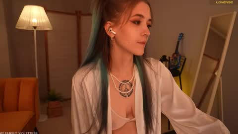 Snapshot of violettessa chatting on 10-15-25, 10:59 violettessa online show from 10-15-25, 10:59