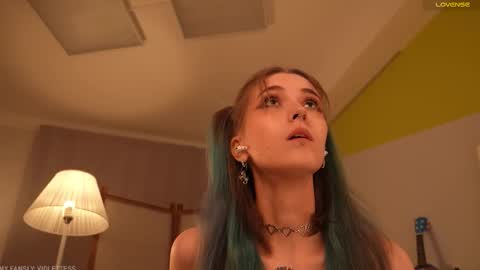 Snapshot of violettessa chatting on 10-17-25, 10:40 violettessa online show from 10-17-25, 10:40