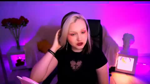 Snapshot of violettwoods chatting on 06-30-26, 06:25 Violett online show from 06-30-26, 06:25