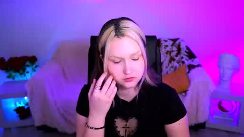 Snapshot of violettwoods chatting on 07-06-26, 04:20 Violett online show from 07-06-26, 04:20