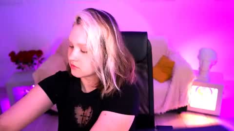 Snapshot of violettwoods chatting on 07-08-26, 06:18 Violett online show from 07-08-26, 06:18
