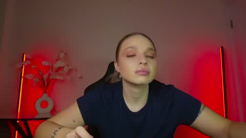 Snapshot of viollasinzz chatting on 12-17-25, 05:35 Violla online show from 12-17-25, 05:35