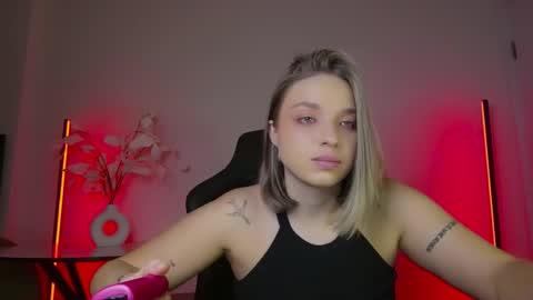 Snapshot of viollasinzz chatting on 12-19-25, 07:15 Violla online show from 12-19-25, 07:15