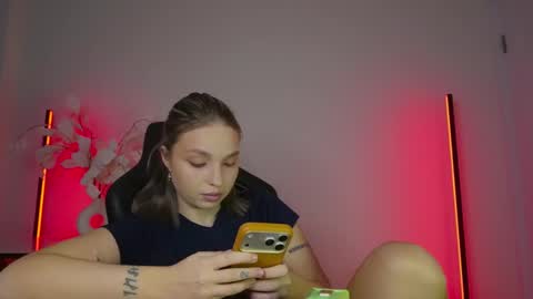 Snapshot of viollasinzz chatting on 01-12-26, 10:53 Violla online show from 01-12-26, 10:53