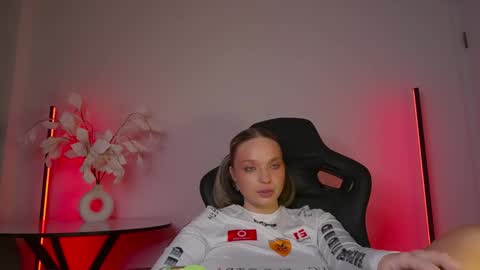 Snapshot of viollasinzz chatting on 01-19-26, 11:25 Violla online show from 01-19-26, 11:25