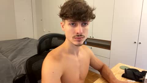 Snapshot of vitoraugustoxxx chatting on 12-18-25, 12:11 vitoraugustoxxx online show from 12-18-25, 12:11