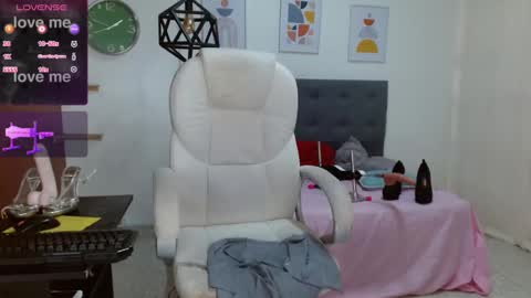 Snapshot of vittoria_lombardi07 chatting on 01-20-25, 01:53 VITTORIA online show from 01-20-25, 01:53