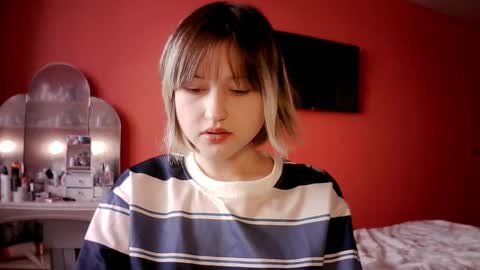 Snapshot of vivian_page chatting on 12-15-25, 09:24 Aurora online show from 12-15-25, 09:24