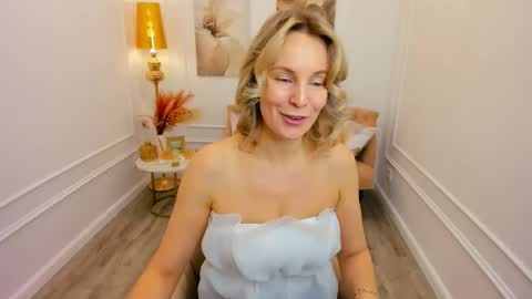 Snapshot of vivianlirei chatting on 04-28-26, 04:39 Sinti online show from 04-28-26, 04:39