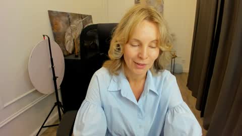 Snapshot of vivianlirei chatting on 05-25-26, 04:29 Sinti online show from 05-25-26, 04:29