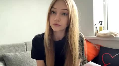 Snapshot of viviennewanko chatting on 03-30-26, 01:01 Kristy online show from 03-30-26, 01:01