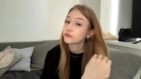 Snapshot of viviennewanko chatting on 04-30-26, 01:39 Kristy online show from 04-30-26, 01:39