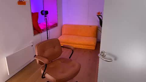 Polly  Online mostly at 9pm-2am UK Time online show from 02-20-25, 09:42