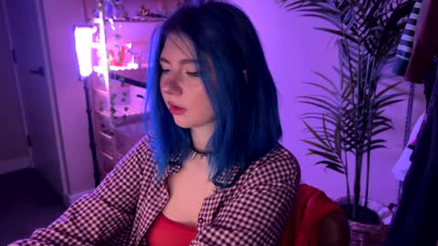 Polly  Online mostly at 9pm-2am UK Time online show from 12-16-25, 06:46