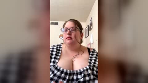 Snapshot of vovianxoxo chatting on 06-30-26, 09:49 Vivian online show from 06-30-26, 09:49