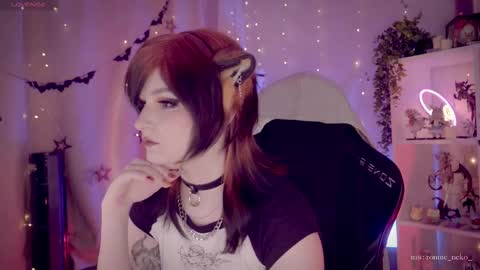 Snapshot of vronnier chatting on 11-18-25, 11:47 vronnier online show from 11-18-25, 11:47