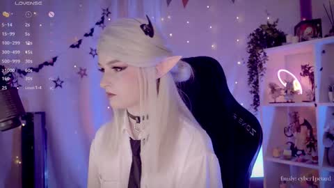 Snapshot of vronnier chatting on 11-25-25, 12:49 vronnier online show from 11-25-25, 12:49