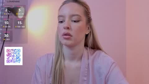 Snapshot of w_olivia_w chatting on 11-30-25, 08:13 Olivia online show from 11-30-25, 08:13