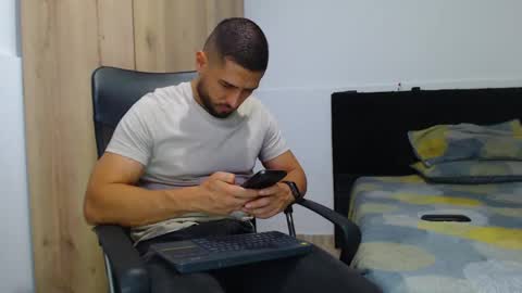 Snapshot of walter_brownn01 chatting on 11-12-25, 08:41 WALTER BROWN online show from 11-12-25, 08:41