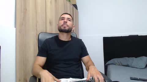 Snapshot of walter_brownn01 chatting on 11-18-25, 04:22 WALTER BROWN online show from 11-18-25, 04:22