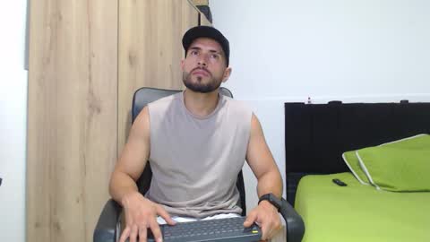 Snapshot of walter_brownn01 chatting on 11-22-25, 05:01 WALTER BROWN online show from 11-22-25, 05:01